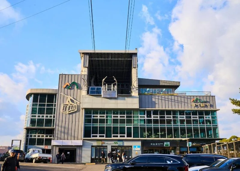 Namsan Cable Car: cable car station building