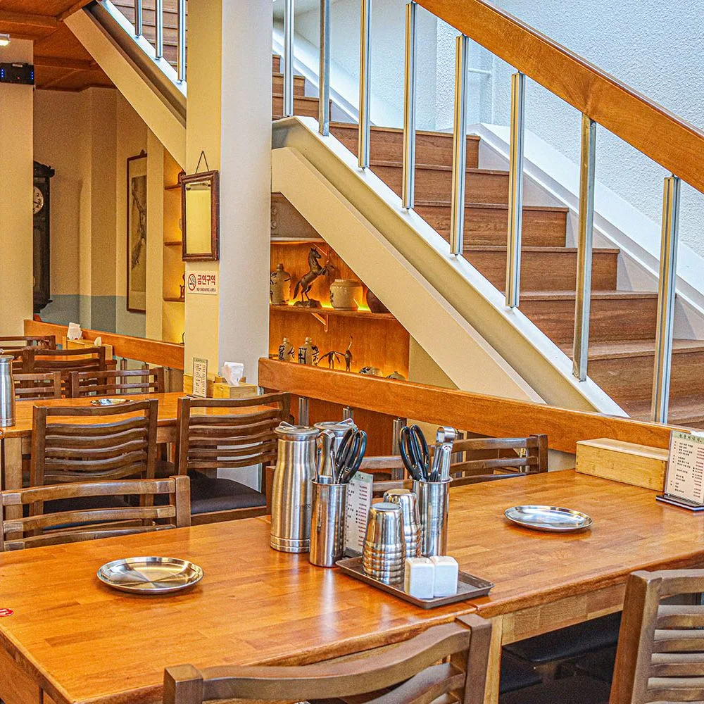 Neungdong Minari: wooden tables beside the staircase