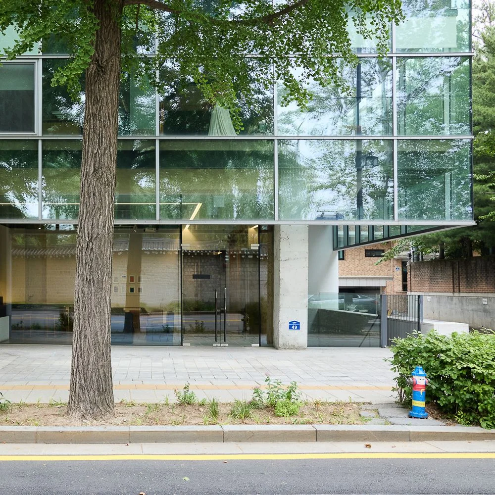 Onjium: glass fronted restaurant building