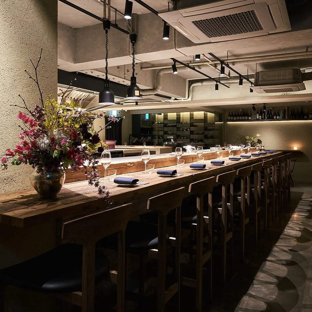 Onyva: long dining counter and open kitchen