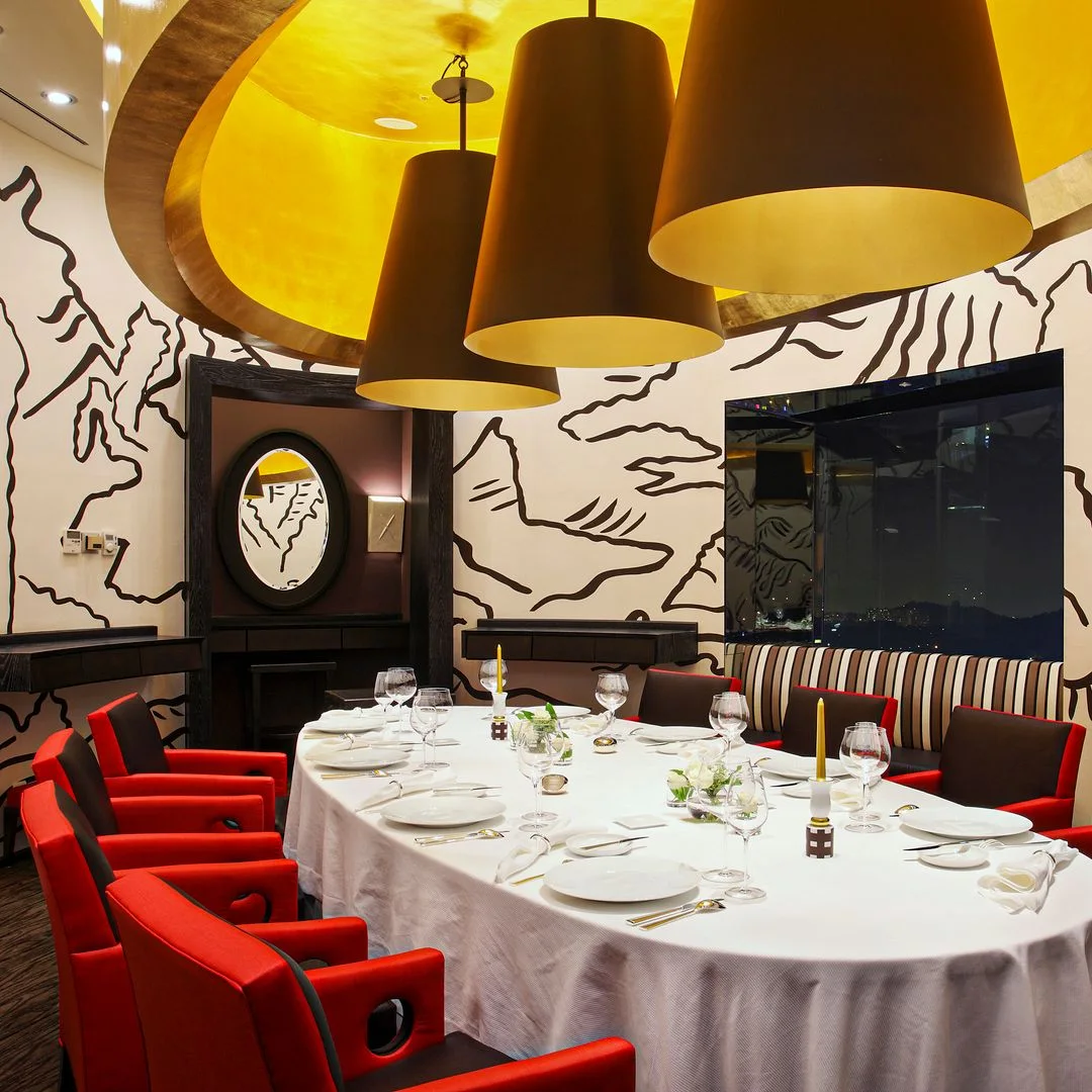 Pierre Gagnaire: private dining room with red chairs