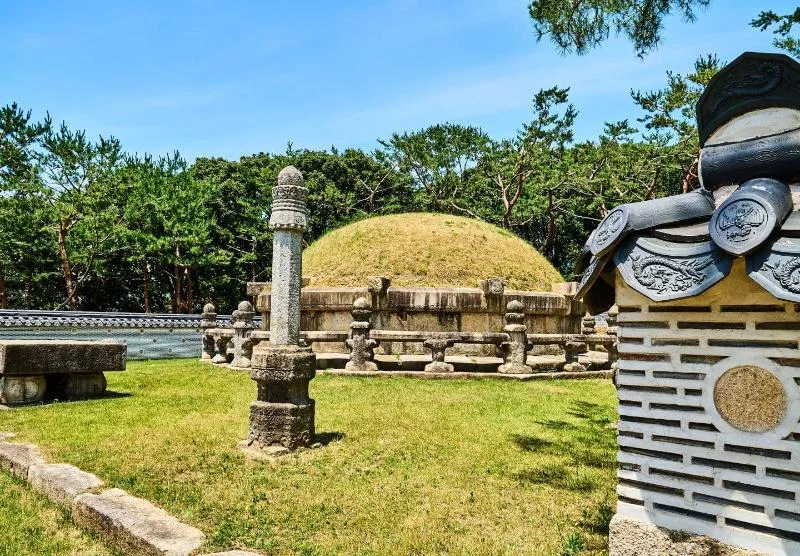 Seonjeongneung Royal Tombs: royal burial mound and stone monuments
