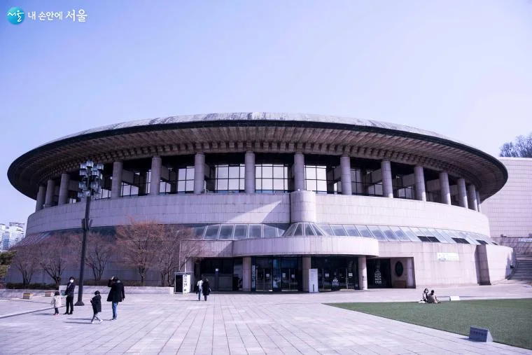 Seoul Arts Center: the circular opera house and entrance plaza