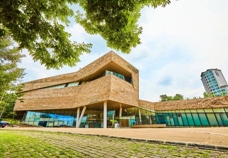 Seoul Baekje Museum: museum building and landscaped grounds