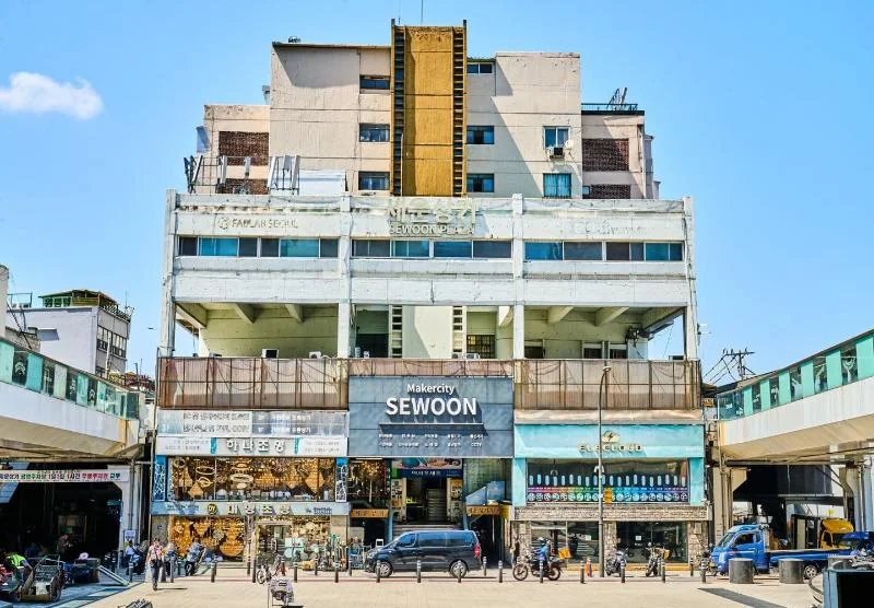 Sewoon Shopping Center: shopping centre facade and entrance