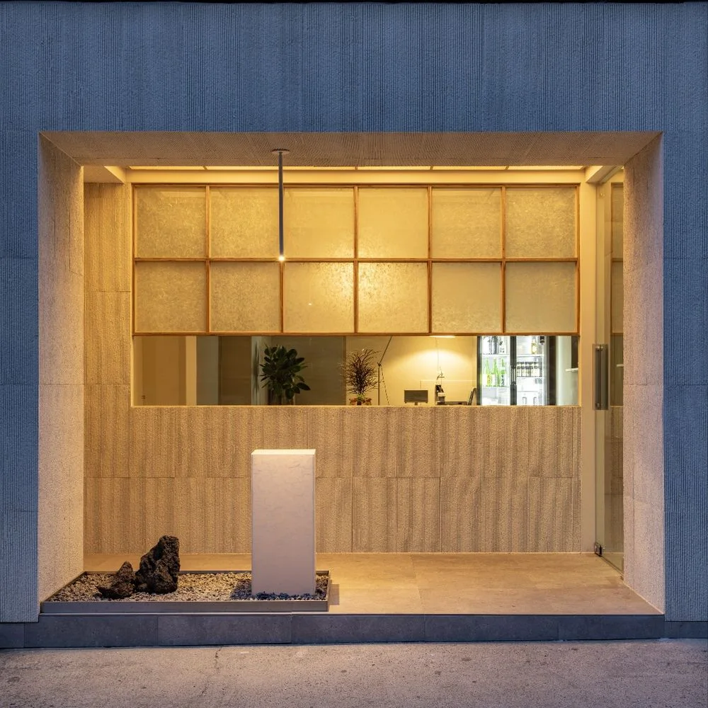 Sobakeeri Suzu: warmly lit restaurant entrance