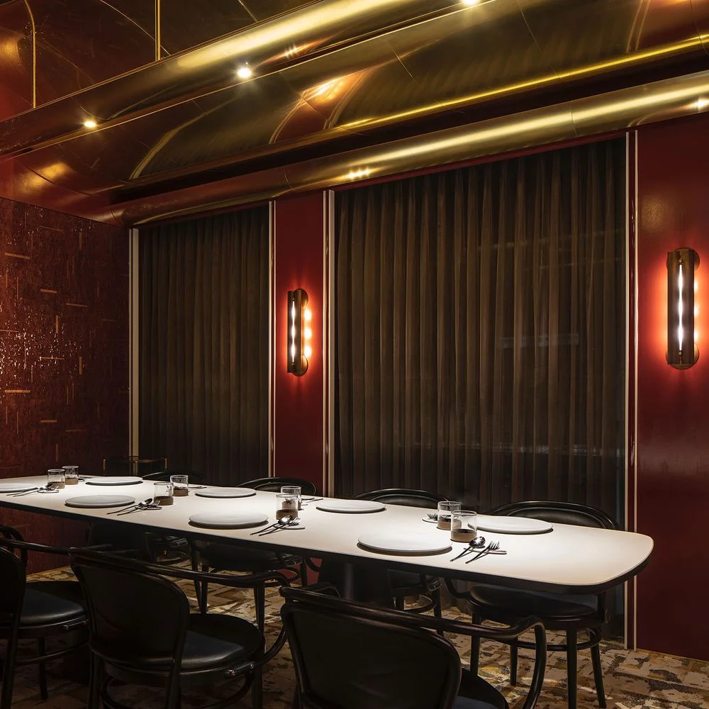 Soigné: dining tables and brass lighting