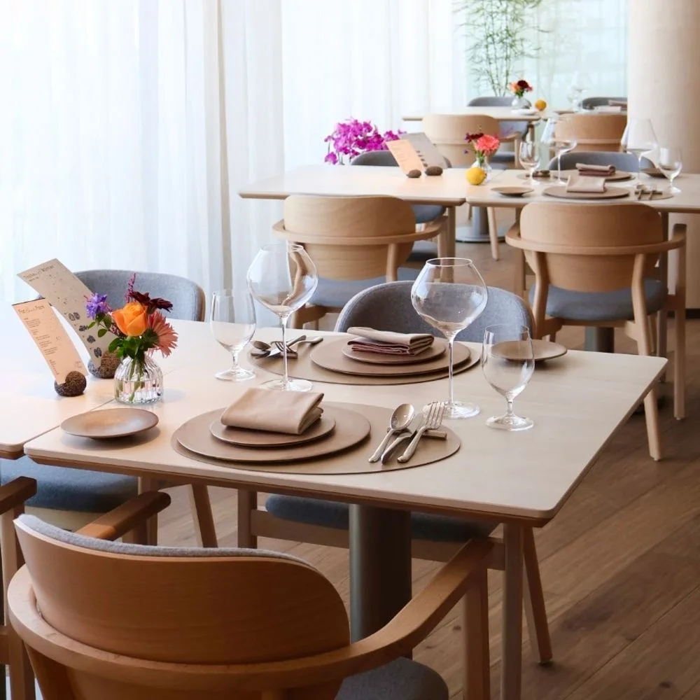 Table for Four : 실내 공간