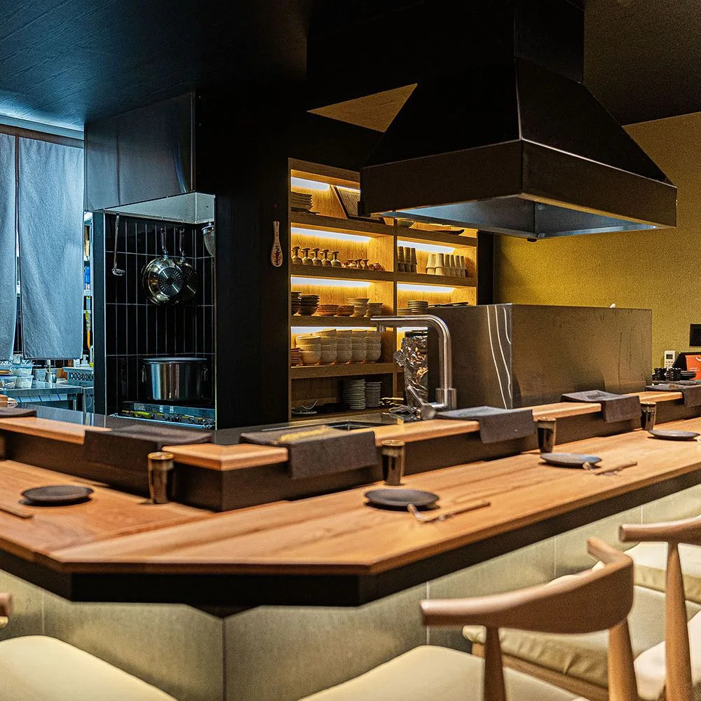 Yakitori Kiyu: wooden dining counter and grill