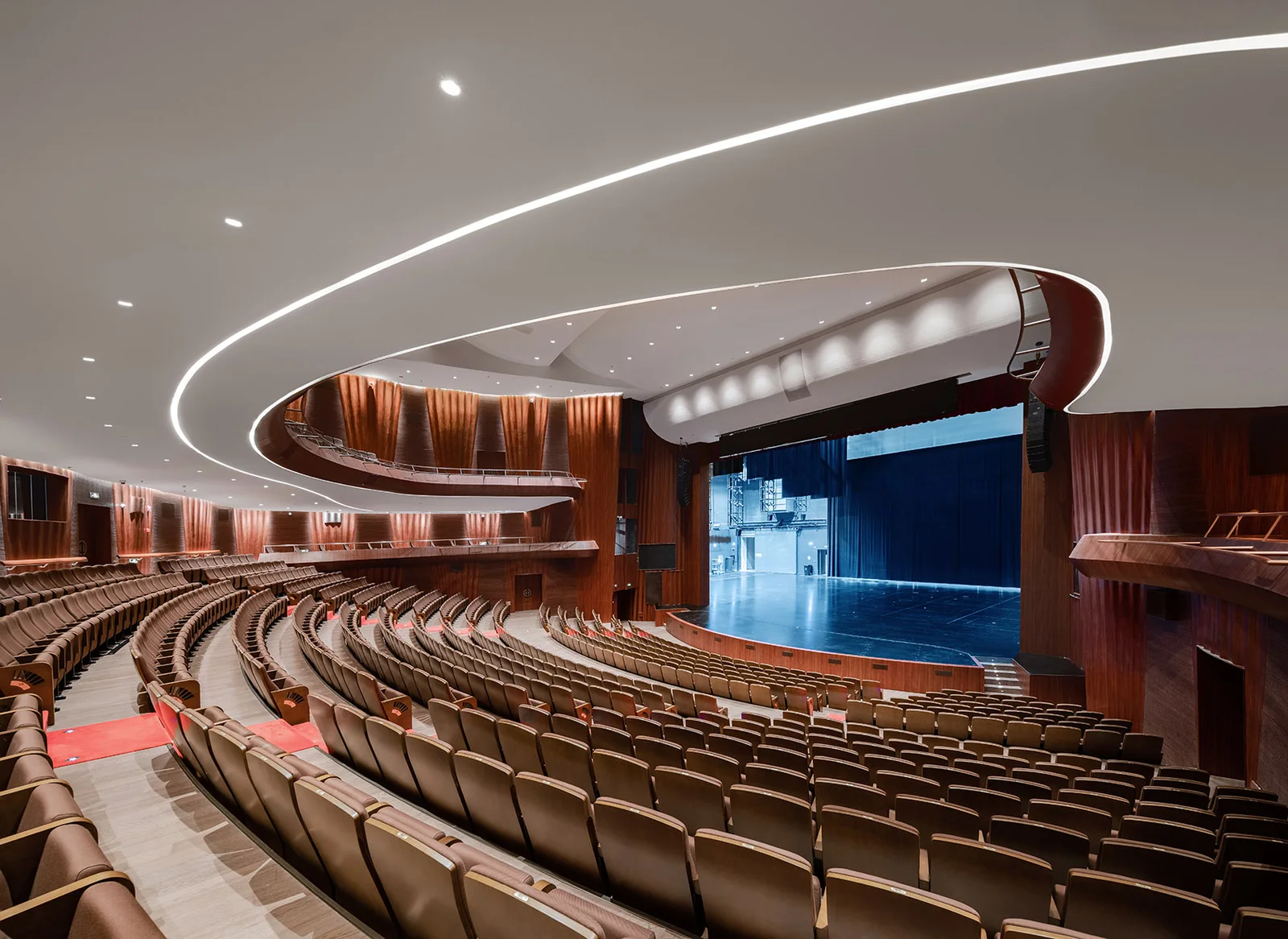 Wanping Theatre: the spacious auditorium beneath flowing ceiling lights
