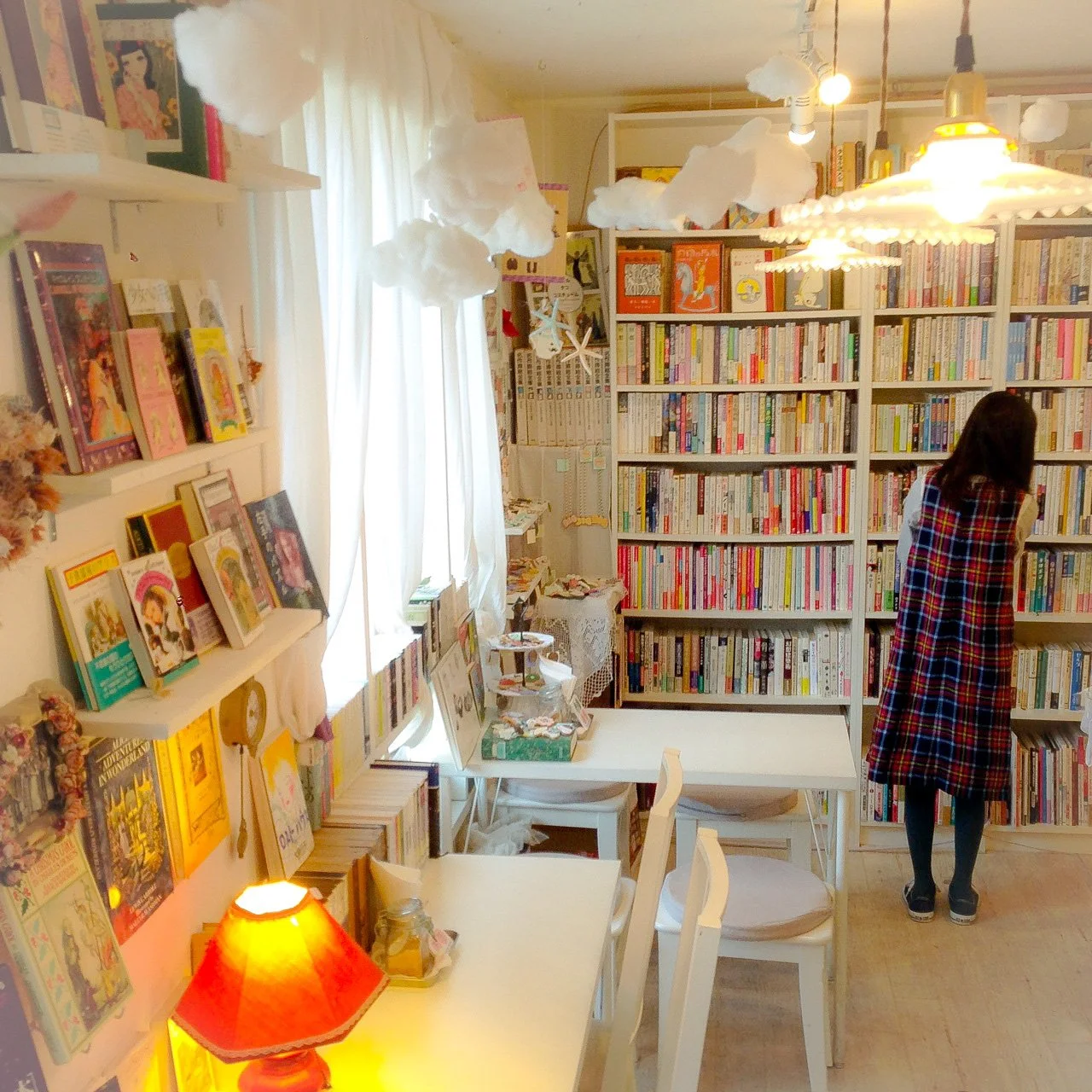 Books & Gallery cafe Tentekido: books and small lamps filling the intimate gallery cafe