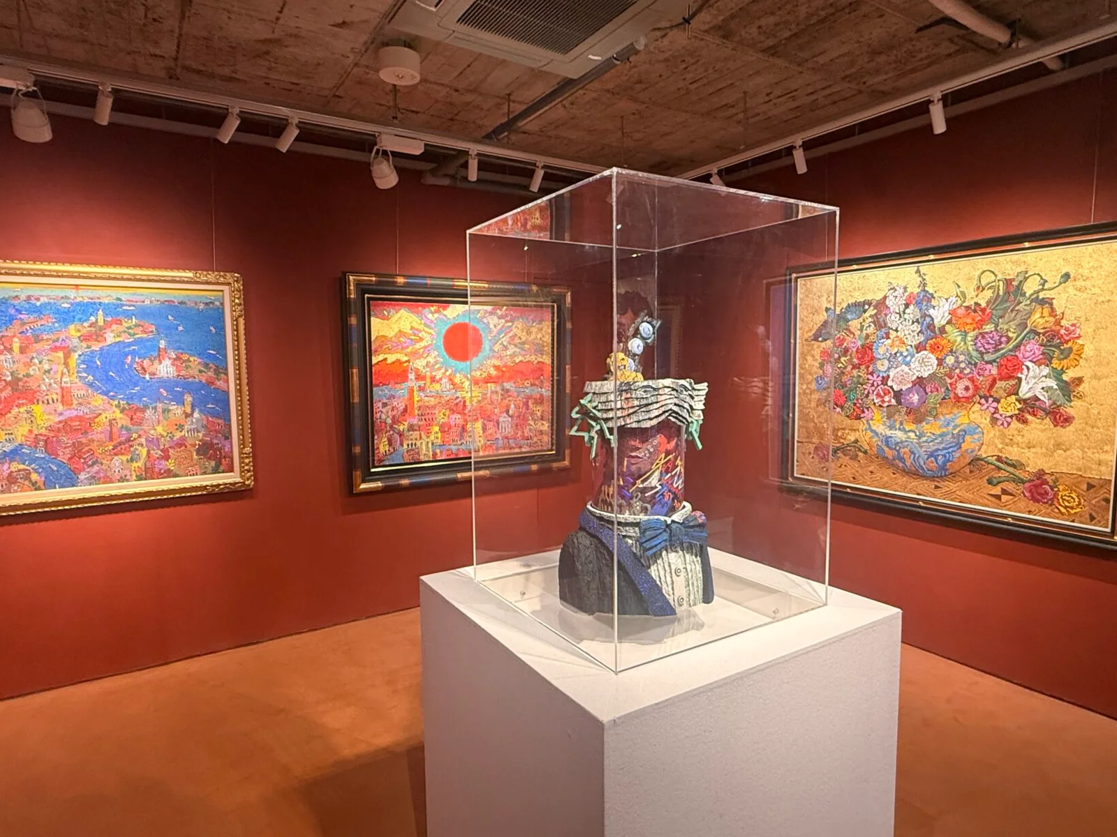 Kinutani Art Place Hiroo: colourful paintings and sculpture in a red-walled gallery, shown on its official website