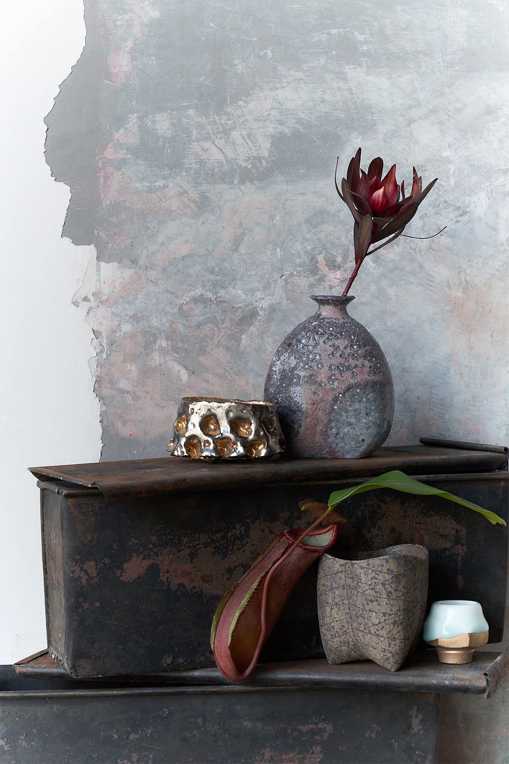 Mizusai: ceramic vessels and a flower arranged on a small shelf, shown on its official website
