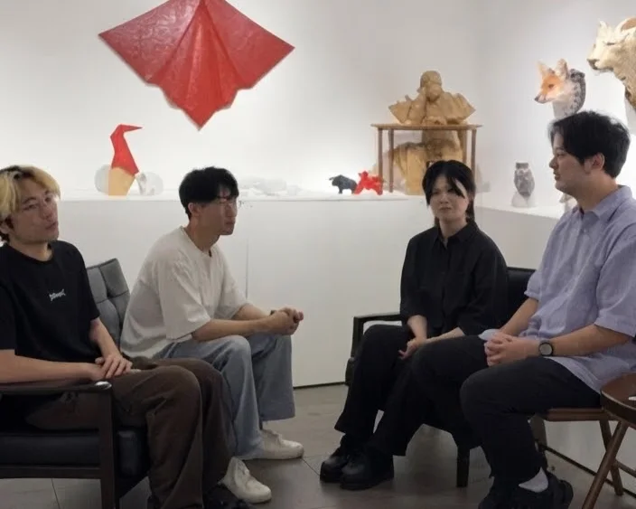 Shikisaisha: a discussion taking place among artworks in the gallery