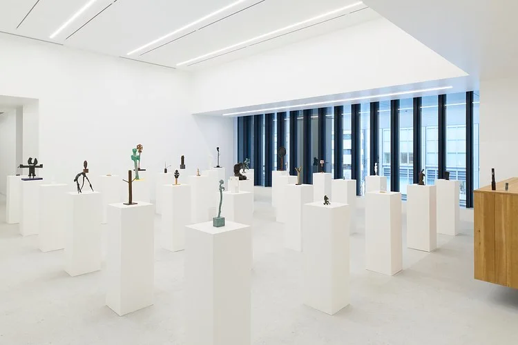 Taka Ishii Gallery Kyobashi: sculptures displayed on plinths in the Kyobashi gallery
