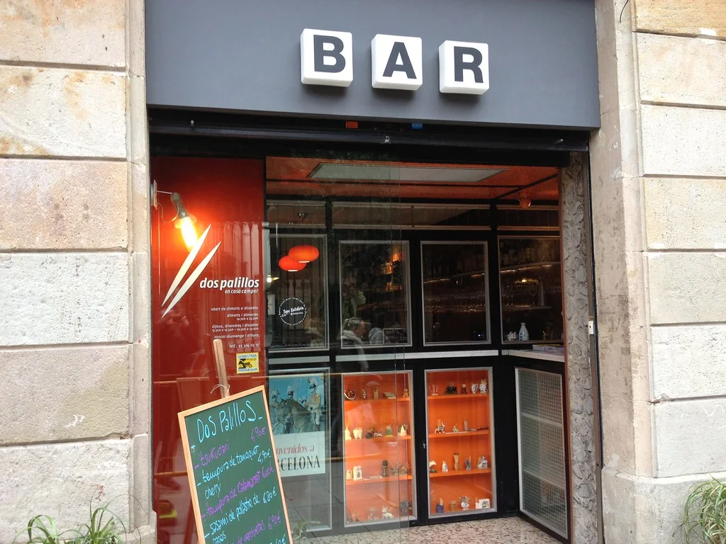 Entrada de Dos Palillos al carrer d’Elisabets, amb el logotip dels bastonets i l’interior vermell, fotografiada el novembre de 2012