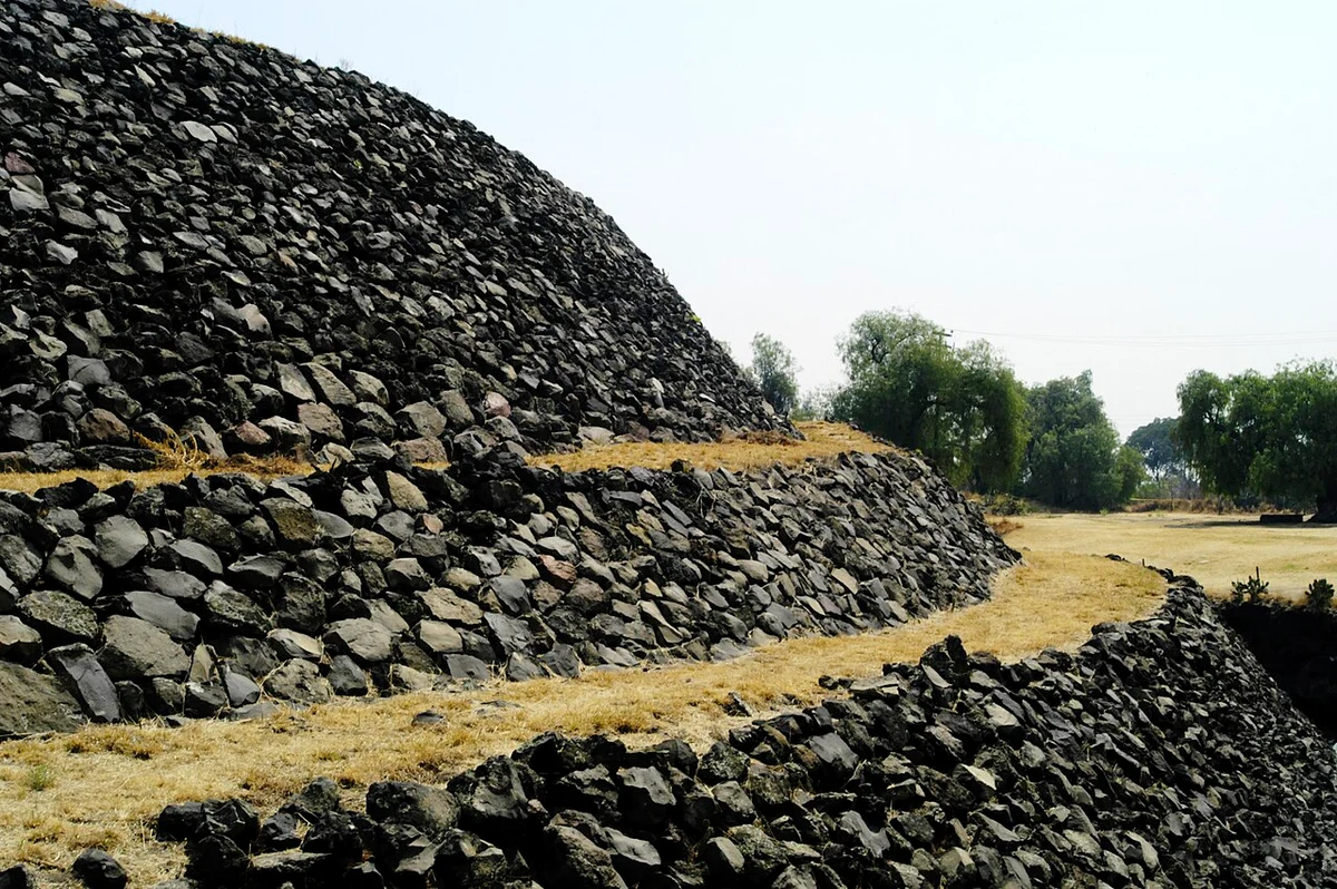Circular pyramid at Zona Arqueológica de Cuicuilco (2006)