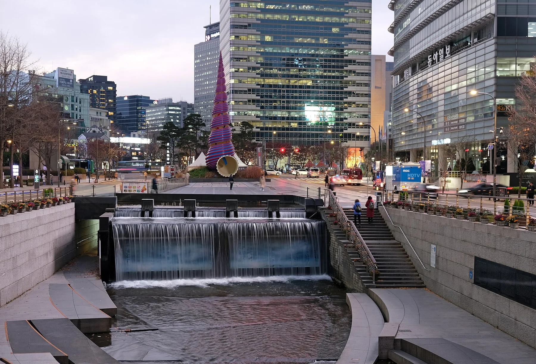 2022년 11월에 촬영한 청계광장 부근의 청계천