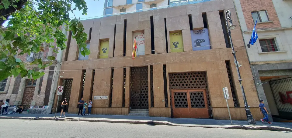 Acceso por Donceles al Centro Cultural de España en México, fotografiado en abril de 2024
