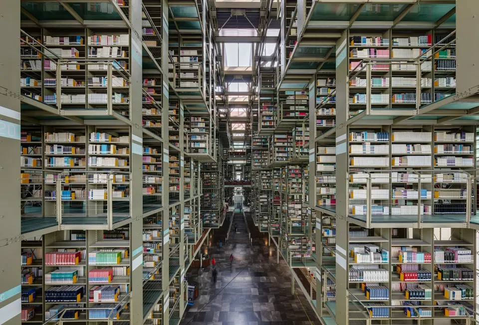 Estanterías suspendidas de la Biblioteca Vasconcelos, fotografiadas en 2015